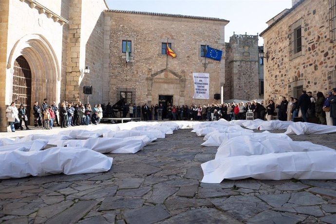 Bolsas mortuorias recuerdan a las víctimas de la vilencia machista en un acto de la Diputación de Cáceres