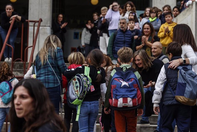 Alumnos de Massanassa reanudan las clases en la Escuela de Magisterio de València