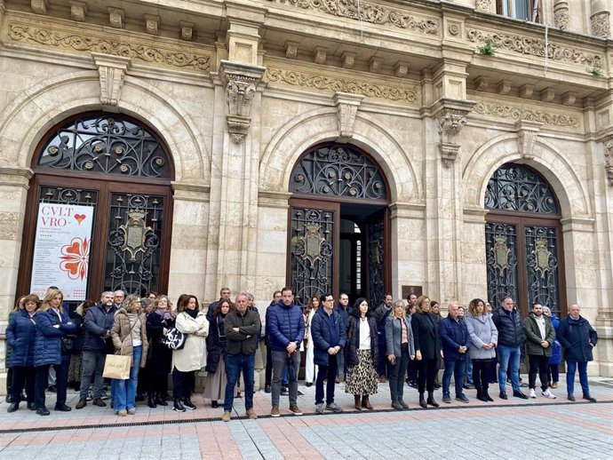 Minuto de silencio ante la sede de la Diputación de Palencia.