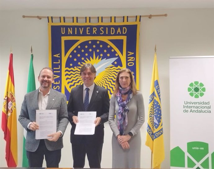 El rector de la Universidad Internacional de Andalucía (UNIA), José Ignacio García; el rector de la Universidad Pablo de Olavide de Sevilla, Francisco Oliva; y la directora general de AUIP, Chantal Pérez, firman la subvención para 2024/2025.