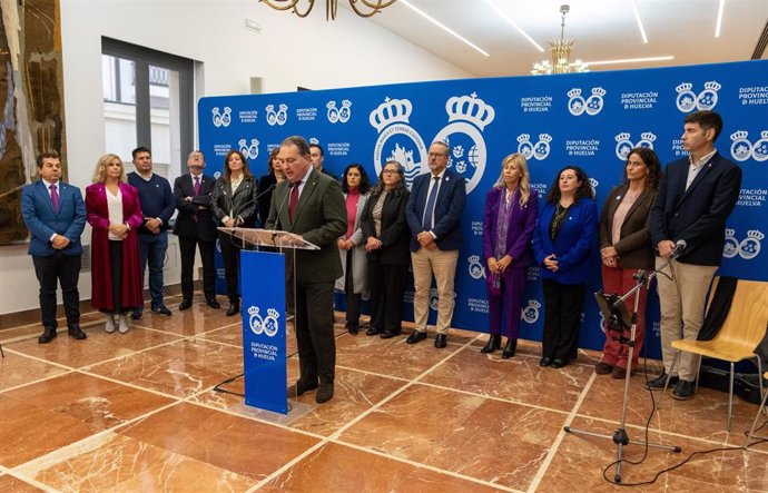 Autoridades de las diferentes administraciones de Huelva en la lectura del manifiesto por el 25N.