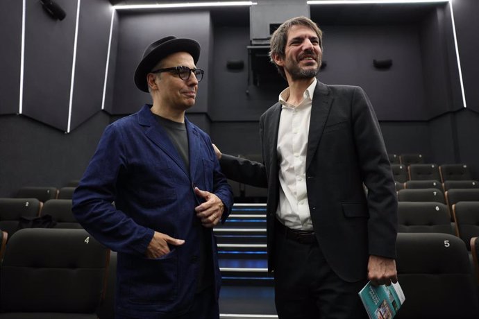 (I-D) El director y cineasta español, Pablo Berger, y el ministro de Cultura, Ernest Urtasun, durante la presentación de la primera prueba piloto del programa 'Cine Escuela', en Cine Embajadores, a 25 de noviembre de 2024, en Madrid (España). ‘Cine Escuel