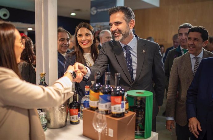 El consejero de Agricultura, Pesca, Agua y Desarrollo Rural, Ramón Fernández-Pacheco, en la inauguración de la Ferian del Vino y el Mar (Vimar) en Ayamojte (Huelva).