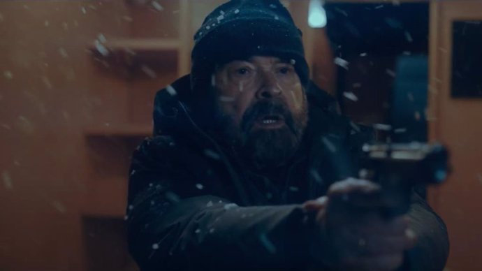 Antonio Resines, entre nieve y atracos en el tráiler de Mikaela, lo nuevo de Daniel Calparsoro