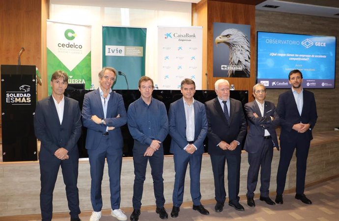 Presentación del  Observatorio GECE. Roberto Martínez, CaixaBank; Rafael Bernabeu, J'Hayber; Antonio Requena; IT Infotec Robotics; Alejandro Escribá, Ivie; Salvador Pérez, Cedelco; y Arturo Peña, CaixaBank.