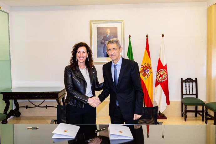 La alcaldesa de Almería, María del Mar Vázquez, y el presidente de la Fundación Unicaja, José M. Domínguez.