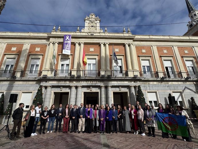 Instituciones y asociaciones en la puerta del Ayuntamiento de Huelva tras la lectura del manifiesto por el 25N.