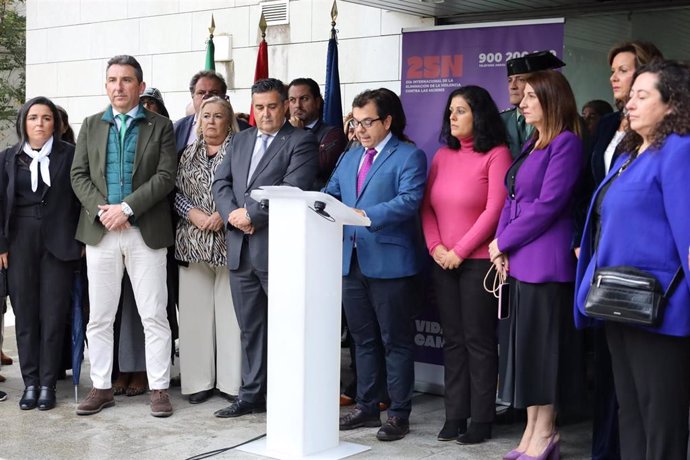 Los delegados de la Junta en Huelva guardan un minuto de silencio y leen un manifiesto contra la violencia de género.