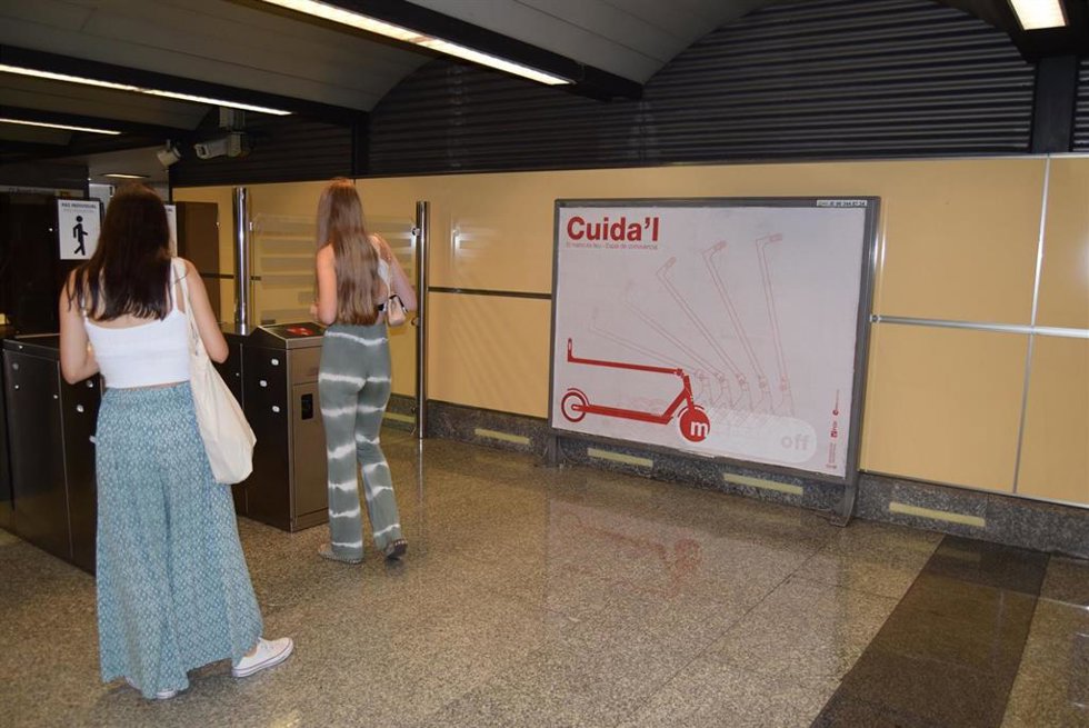Archivo - Imagen de archivo de una campaña por el uso correcto del patinete en Metrovalencia