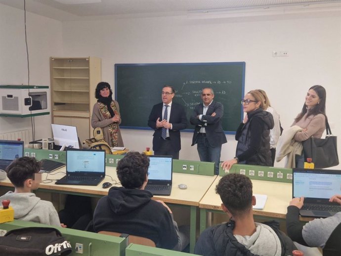 El delegado territorial de Desarrollo Educativo y Formación Profesional, Miguel Briones, visita el IES Valle del Sol de Álora (Málaga).