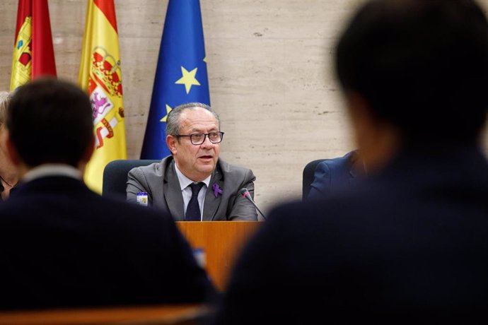 El consejero de Hacienda, Administraciones Públicas y Transformación Digital, Juan Alfonso Ruiz Molina, en comisión parlamentaria