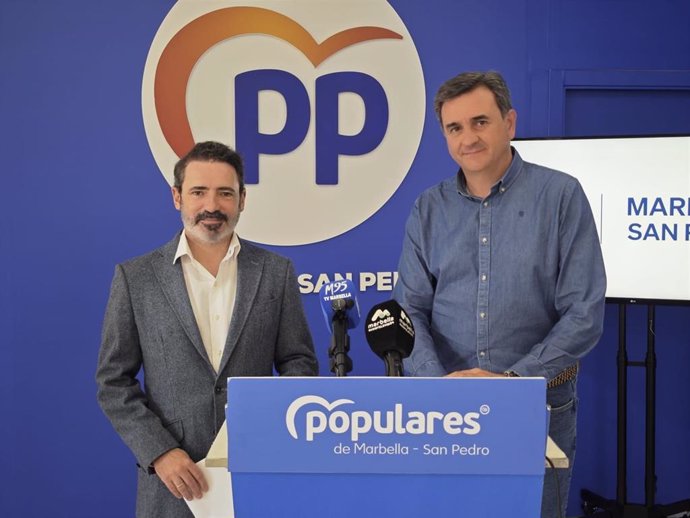 El secretario general del PP de Málaga, José Ramón Carmona, y el vicepresidente del PP de Marbella-San Pedro, Félix Romero.