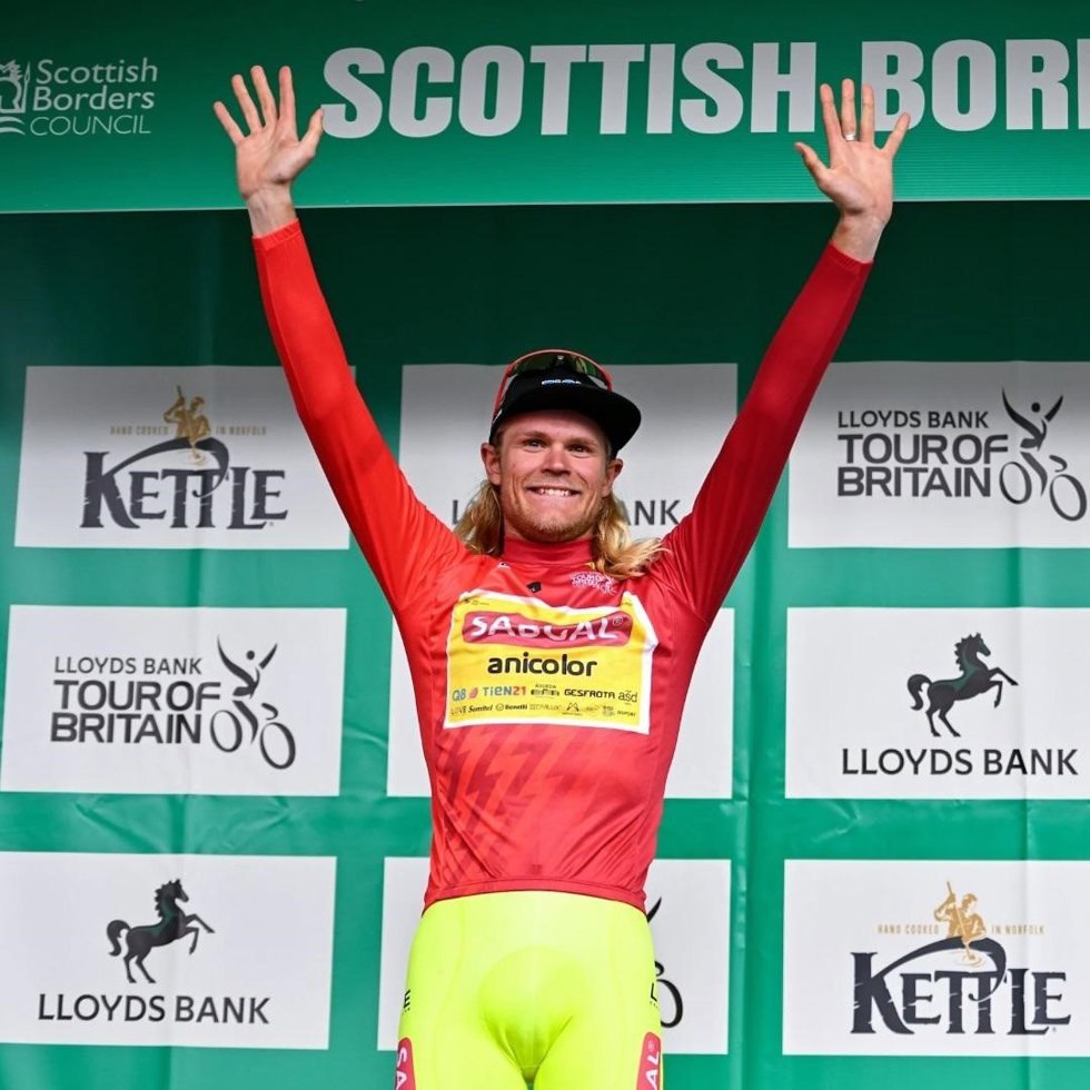 El ciclista danés Julius Johansen celebra en el podio.