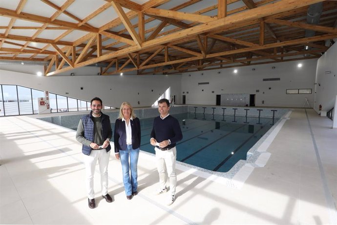 La alcaldesa de Marbella, Ángeles Muñoz, acompañada de los concejales de Obras y Deportes, Diego López y Lisandro Vieytes, respectivamente, en la piscina del complejo deportivo Antonio Serrano Lima