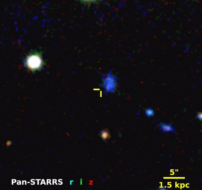 Imágenes de preexplosión de la galaxia anfitriona obtenidas por Pan-STARRS. Las retículas amarillas tienen una longitud de 1'' (0,3 kpc) y marcan la ubicación de SN 2023ufx.