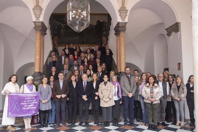 Un momento de los cinco minutos de silencio por el 25N que se han guardado en el Palacio de la Merced.