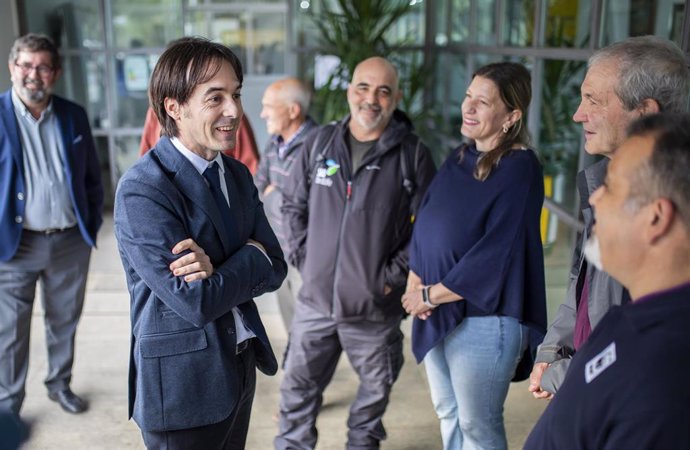 Los portavoces de Ecologistas en Acción, Juan Romero, y WWF, Juanjo Carmona, (derecha) junto al  presidente del Consejo de Participación de Doñana, Enrique Mateos.