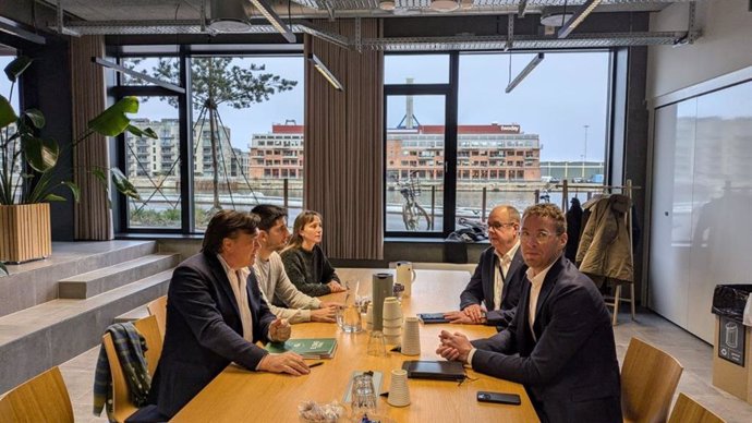 Manolo Gimeno y Tomás Guitarte en un momento de su reunión en Copenhague para explicar el perjuicio que ocasionará el proyecto de la empresa danesa en el Maestrazgo turolense.