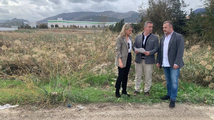 Concejales socialistas muestran trazado del sendero sobre el terreno