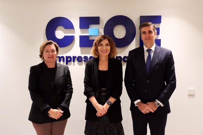 De izquierda a derecha: Gabriela González-Valdés, directora general del Insituto de Auditores Internos de España; Sonsoles Rubio, presidenta del Instituto; y Javier Calderón, director de Empresas y Organizaciones de CEOE.