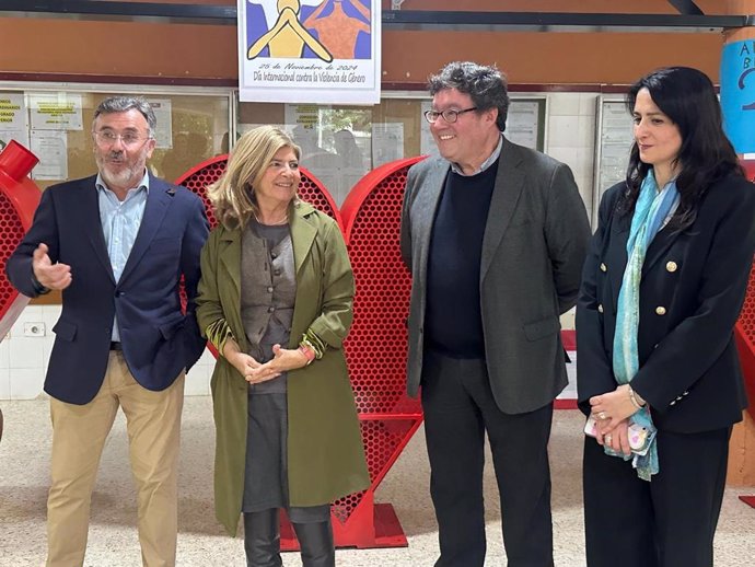 La delegada territorial de Desarrollo Educativo y Formación Profesional en la provincia de Cádiz, Isabel Paredes, en un acto por el 25N en el IES Andrés Benítez de Jerez