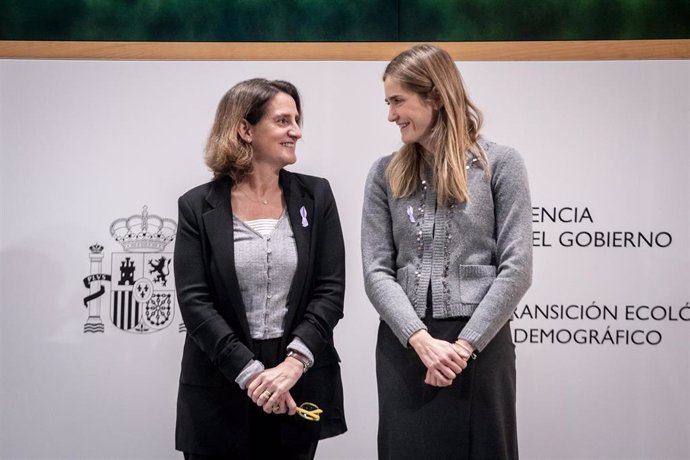 (I-D) Teresa Ribera, entrega la cartera del ministerio a  Sara Aagesen, hasta ahora secretaria de Estado de Energía, en la sede del Ministerio, a 25 de noviembre de 2024, en Madrid (España). 