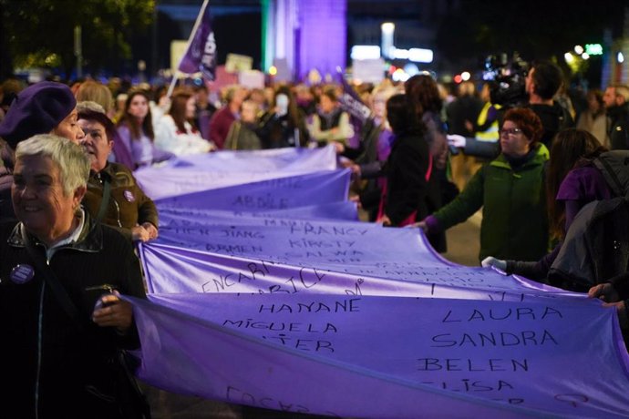 Archivo - Decenas de mujeres portan carteles, durante una marcha contra la violencia hacia las mujeres, a 25 de noviembre de 2023, en València