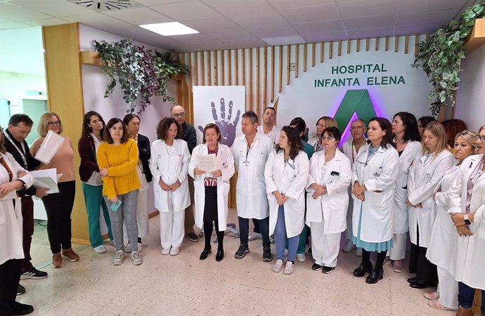 Concentración de profesionales del Hospital Infanta Elena de Huelva con motivo del 25N.