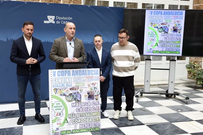 El vicepresidente primero de la institución provincial, Juancho Ortiz, presenta junto al concejal de Deportes de Alcalá del Valle, Juanfran Romero, y los miembros de Apama, Manuel y Chico, la Copa Andalucía Genuine