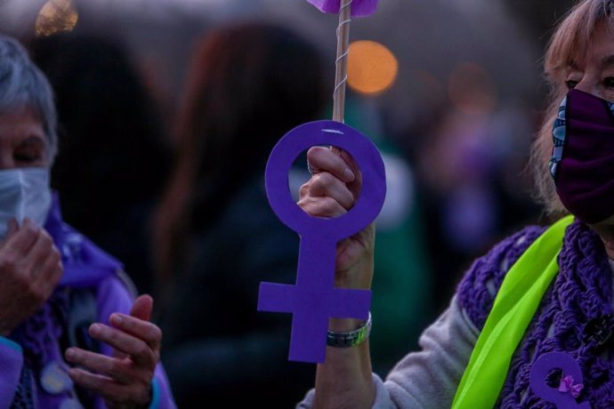 Archivo - El símbolo feminista durante una marcha.