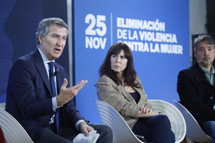 El líder del Partido Popular, Alberto Núñez Feijóo, interviene durante el acto del PP por el 25N en Barcelona.