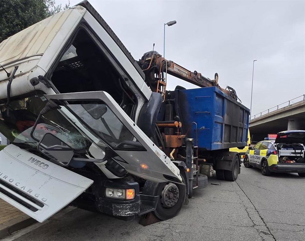 El camión que se había quedado sin frenos en una salida de la C-31 y que dos agentes de la Gurdia Urbana de Badalona han logrado parar este lunes a mediodía