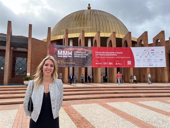 La directiva, Marta Cerati, ante el Palacio de Congresos y Exposiciones de Sevilla (Fibes).