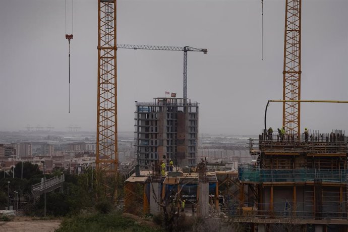 Archivo - Viviendas en construcción en Barcelona