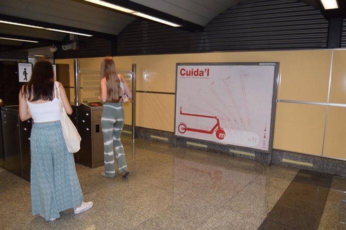 Archivo - Arxiu - Imatge d'arxiu d'una campanya per l'ús correcte del patinet a Metrovalencia