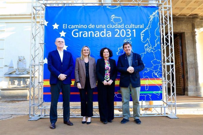 Archivo - Los comisarios de la candidatura de Granada para ser Capital Europea de la Cultura en 2031 David Jiménez-Blanco, Pilar Aranda y Luis García Montero, con la alcaldesa, Marifrán Carazo (2i), en imagen de archivo