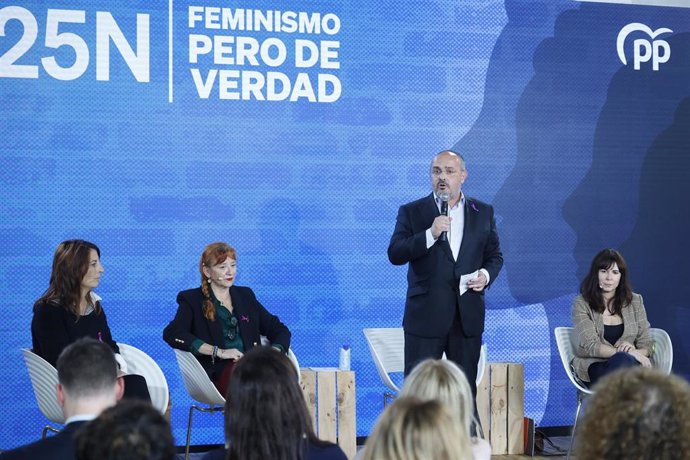 El presidente del PP catalán, Alejandro Fernández, interviene durante el acto del PP por el 25N en Barcelona, a 25 de noviembre de 2024, en Barcelona, Catalunya (España). Feijóo ha participado en un acto en Barcelona bajo el lema 'Feminismo. Del de verdad