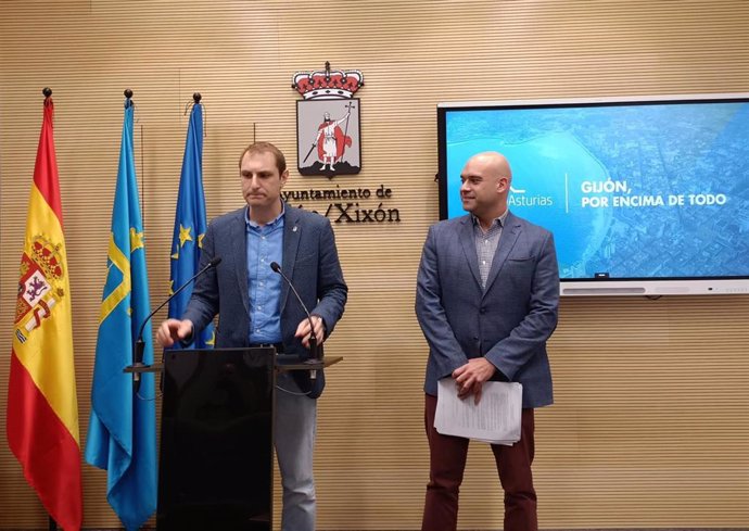 El diputado de Foro en la Junta General del Principado de Asturias, Adrián Pumares, en rueda de prensa en el Ayuntamiento gijonés, acompañado del concejal de Urbanismo de Gijón y presidente de Foro en el municipio gijonés, Jesús Martínez Salvador.