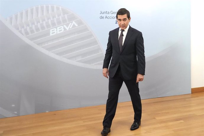 Archivo - El presidente de BBVA, Carlos Torres, a su llegada a una rueda de prensa previa a la reunión de la Junta General de Accionistas de BBVA, en el Palacio de Euskalduna, a 18 de marzo de 2022, en Bilbao, Euskadi (España).