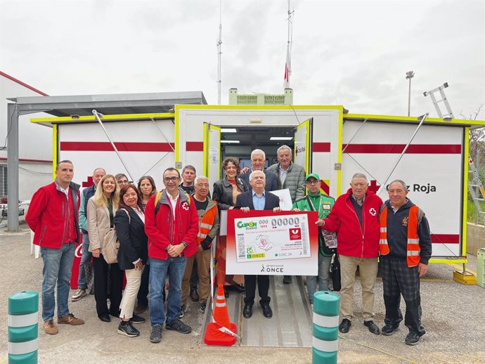 L'ONCE presenta junt amb membres de Cruz Roja el cupó en homenatge al voluntariat mobilitzat per la dana.