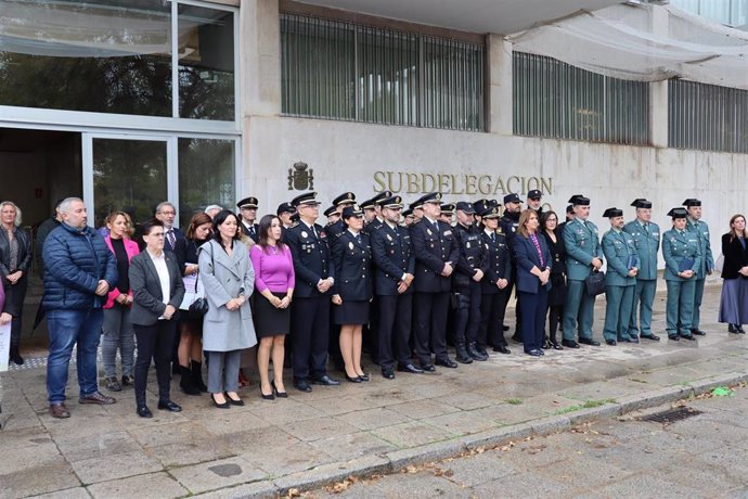 Minuto de silencio por el 25N en la Subdelegación del Gobierno.