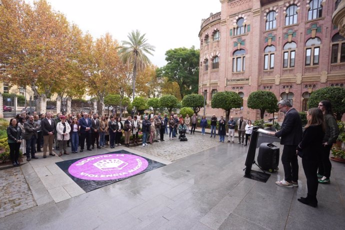 Un momento de la lectura del manifiesto en la concentración por el 25N en el Rectorado.