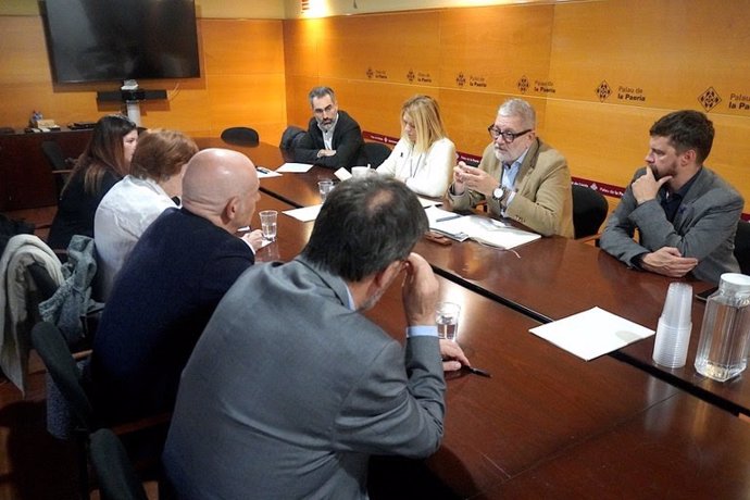 El alcalde Fèlix Larrosa en la reunión de este lunes con promotores y gestores de vivienda social de Cohabitac