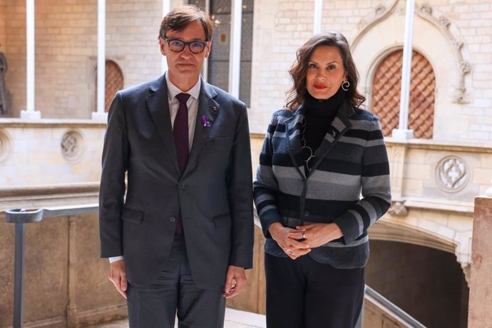 El presidente de la Generalitat, Salvador Illa, y la gobernadora de Michigan (EE.UU.), Gretchen Whitmer, en el Palau de la Generalitat, a 25 de noviembre de 2024, en Barcelona (Catalunya)