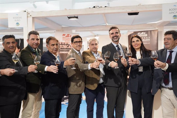 Autoridades en la inauguración de Vimar en Ayamonte (Huelva).