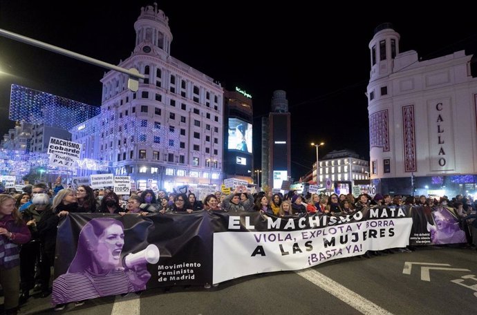 Archivo - Vista de centenares de personas durante una manifestación contra las violencias machistas, a 25 de noviembre de 2022, en Madrid (España). La protesta ha sido convocada por el Foro de Madrid contra la Violencia a las Mujeres y el Movimiento Femin