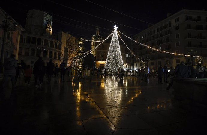 Archivo - Vistas del encendido de la iluminación navideña de la Generalitat, en la Plaza de la Virgen, a 1 de diciembre de 2023, en València, Comunidad Valenciana (España).