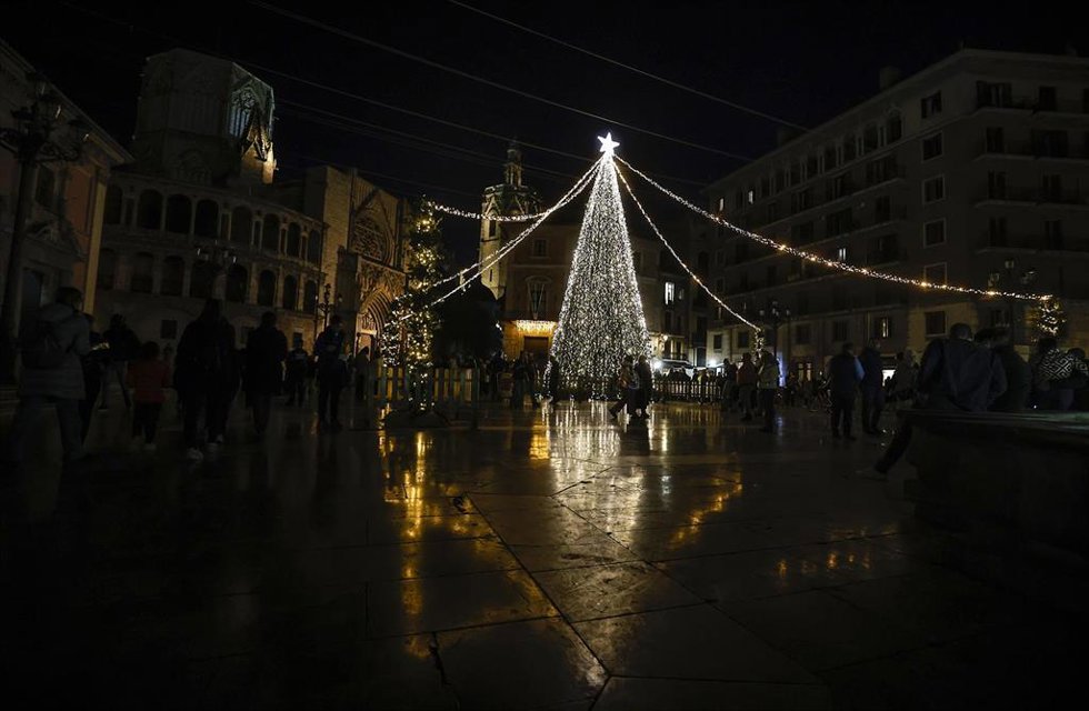 Archivo - Vistas del encendido de la iluminación navideña de la Generalitat, en la Plaza de la Virgen, a 1 de diciembre de 2023, en Valncia, Comunidad Valenciana (España).