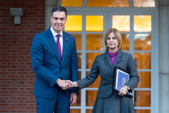 El presidente del Gobierno, Pedro Sánchez, durante un encuentro con la presidenta de la Federación de Municipios y Provincias (FEMP) y alcaldesa de Jerez, María José García- Pelayo, en el Complejo de la Moncloa, a 25 de noviembre de 2024, en Madrid (Españ