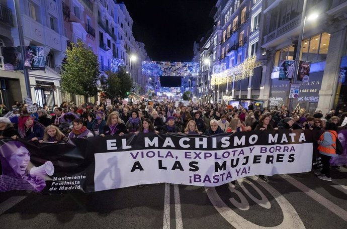 Archivo - Vista de centenares de personas durante una manifestación contra las violencias machistas, a 25 de noviembre de 2022, en Madrid (España). La protesta ha sido convocada por el Foro de Madrid contra la Violencia a las Mujeres y el Movimiento Femin